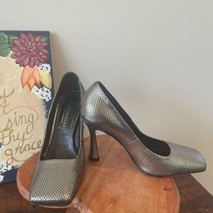 Beautiisoles by Robyn Shreiber Womens Abigail Sliver Pumps 7.5 Medium Square Toe